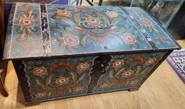 Swedish painted trunk (1 of 4)