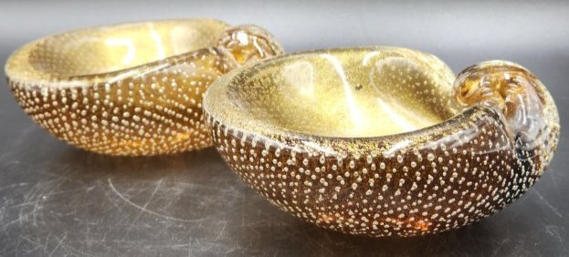 Two bubble ashtrays in the shape of shells, Italian: Two bubble ashtrays in the shape of shells, Italian
