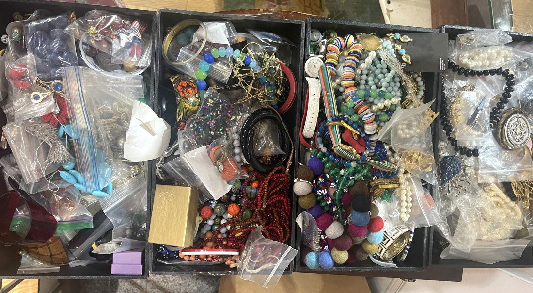 4 trays costume jewelry, 74th St., 500 pieces! (1 of 18)