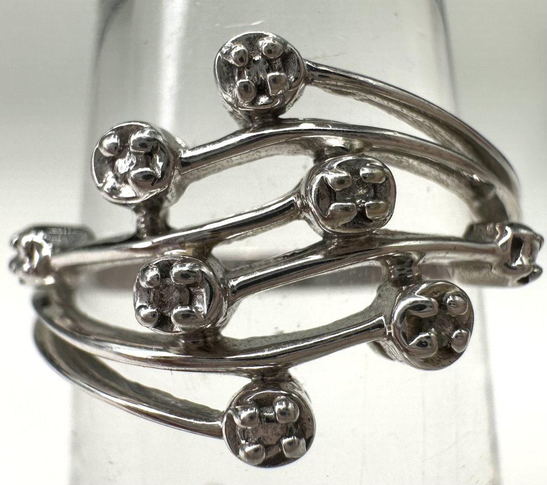 10k white gold and diamond ring: 10k white gold and diamond ring Size 6.75 Weight: 1.50 dwt