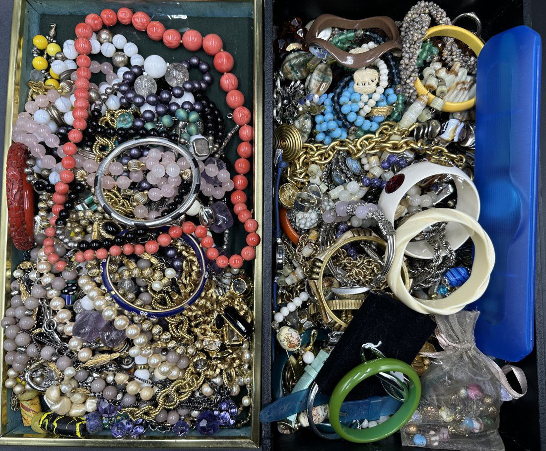 2 trays costume jewelry, New Rochelle, 150 pcs (1 of 6)