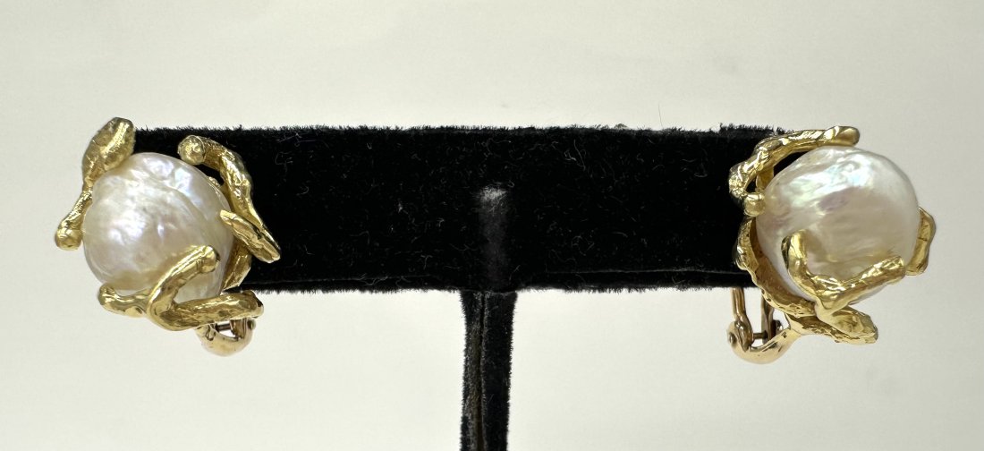 18k Arthur King pearl earrings: 18k Arthur King pearl earrings. The earrings measure 22.14mm-22.61mm. The pearl within the earring measures 15.13mm-19.88mm. (From Wilsons Estate Jewelry): Arthur Henry King was born in 1921. Little i