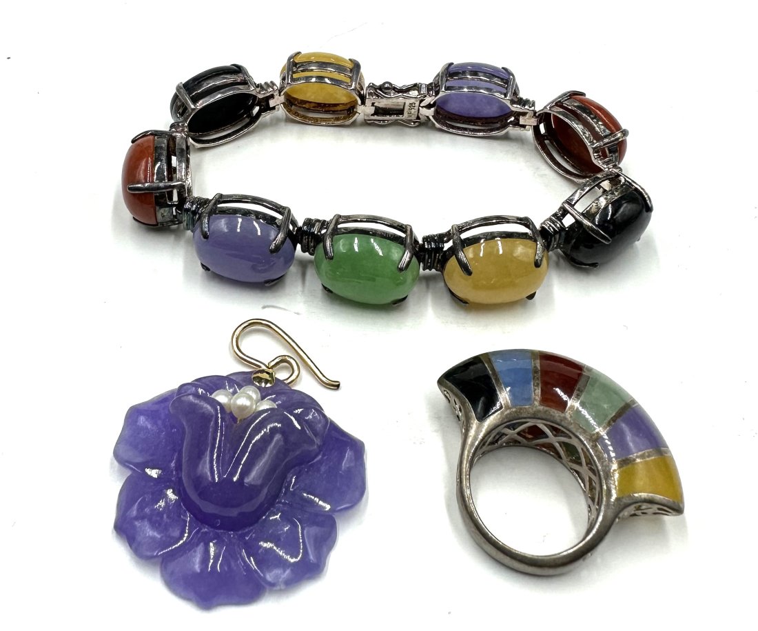 Three pieces of jade jewelry (bracelet, ring, pendant) (1 of 11)