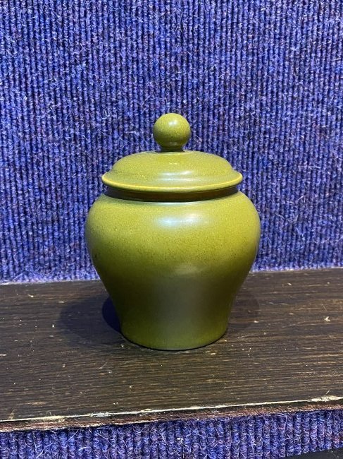 Chinese monochrome covered small jar (1 of 7)