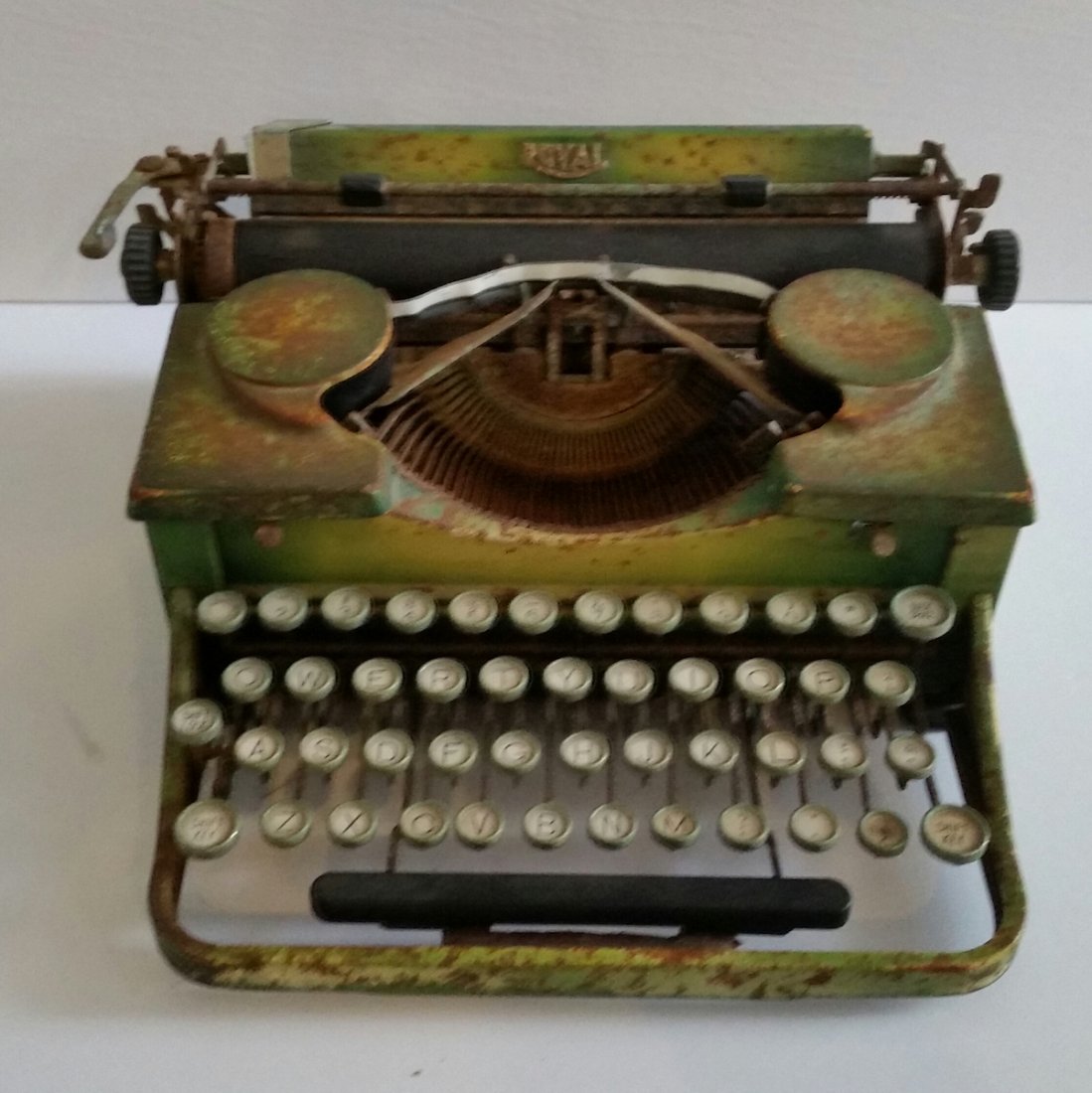 Antique Vintage Royal Typewriter 1940s (1 of 5)