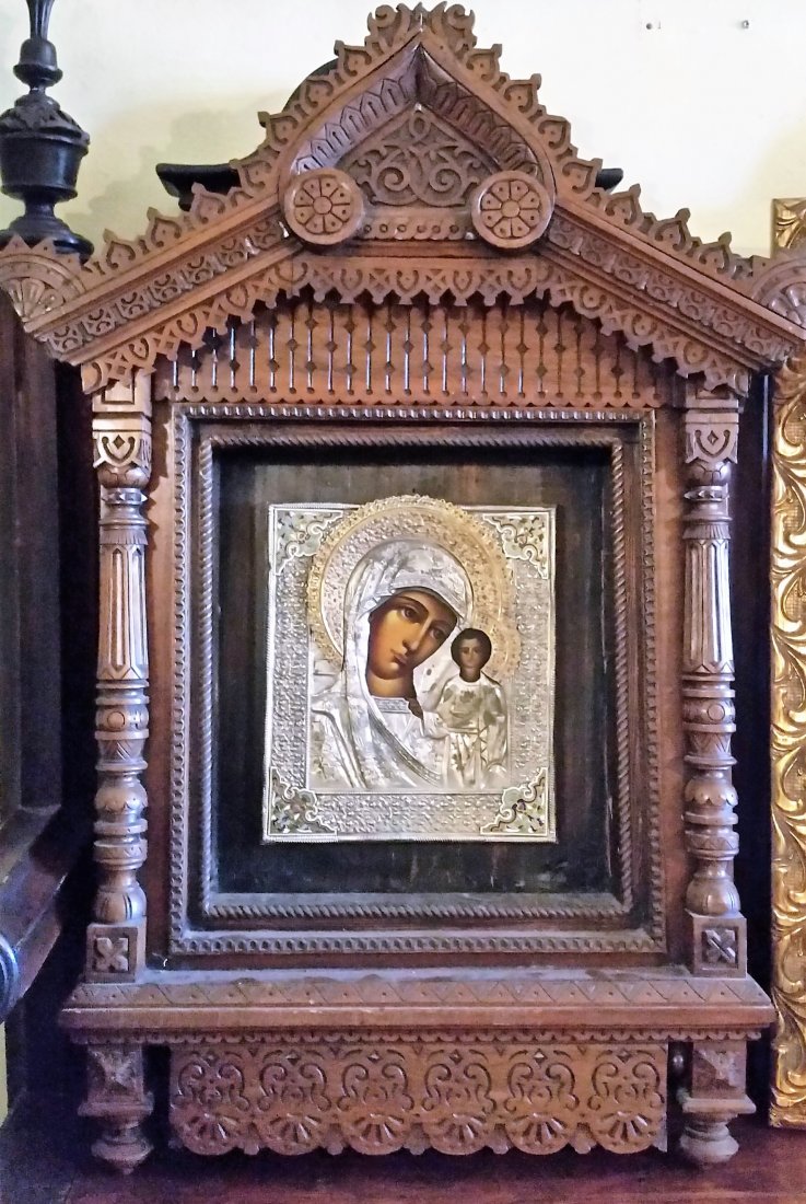 ANTIQUE LARARIUM RUSSIAN ICON MARY WOOD SACRED ALTAR: ANTIQUE WOOD LARARIUM ( SACRED ALTAR ) WITH RUSSIAN ICON .38\" X 27\"X 6\".The Lararium (pl. Lararia ) was a small sacred altar of the ancient Roman house ( domus ), where offerings and prayers to the