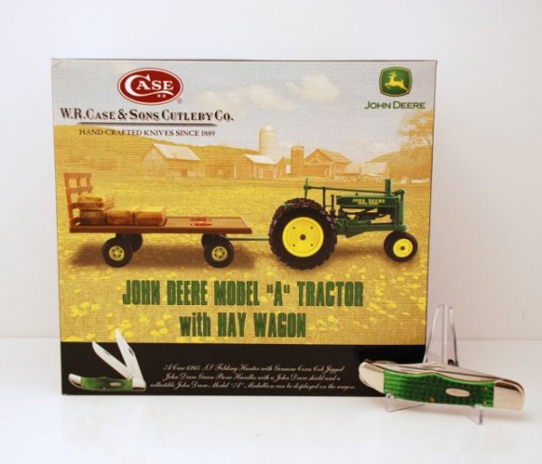 Case Knife & John Deere Tractor Set In Box
