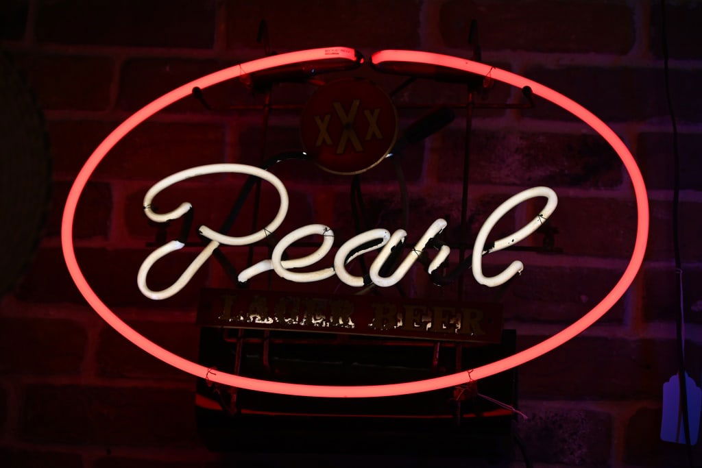 Pearl Beer Neon Sign (1 of 2)