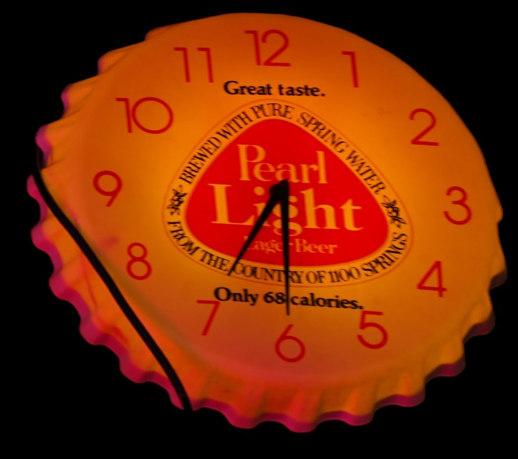 Pearl Light Beer Bottlecap Lighted Clock (1 of 2)