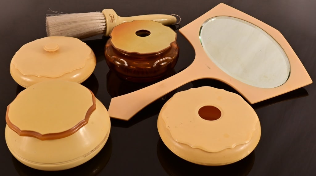 Ivory Color Pyralin Vanity Set (1 of 14)