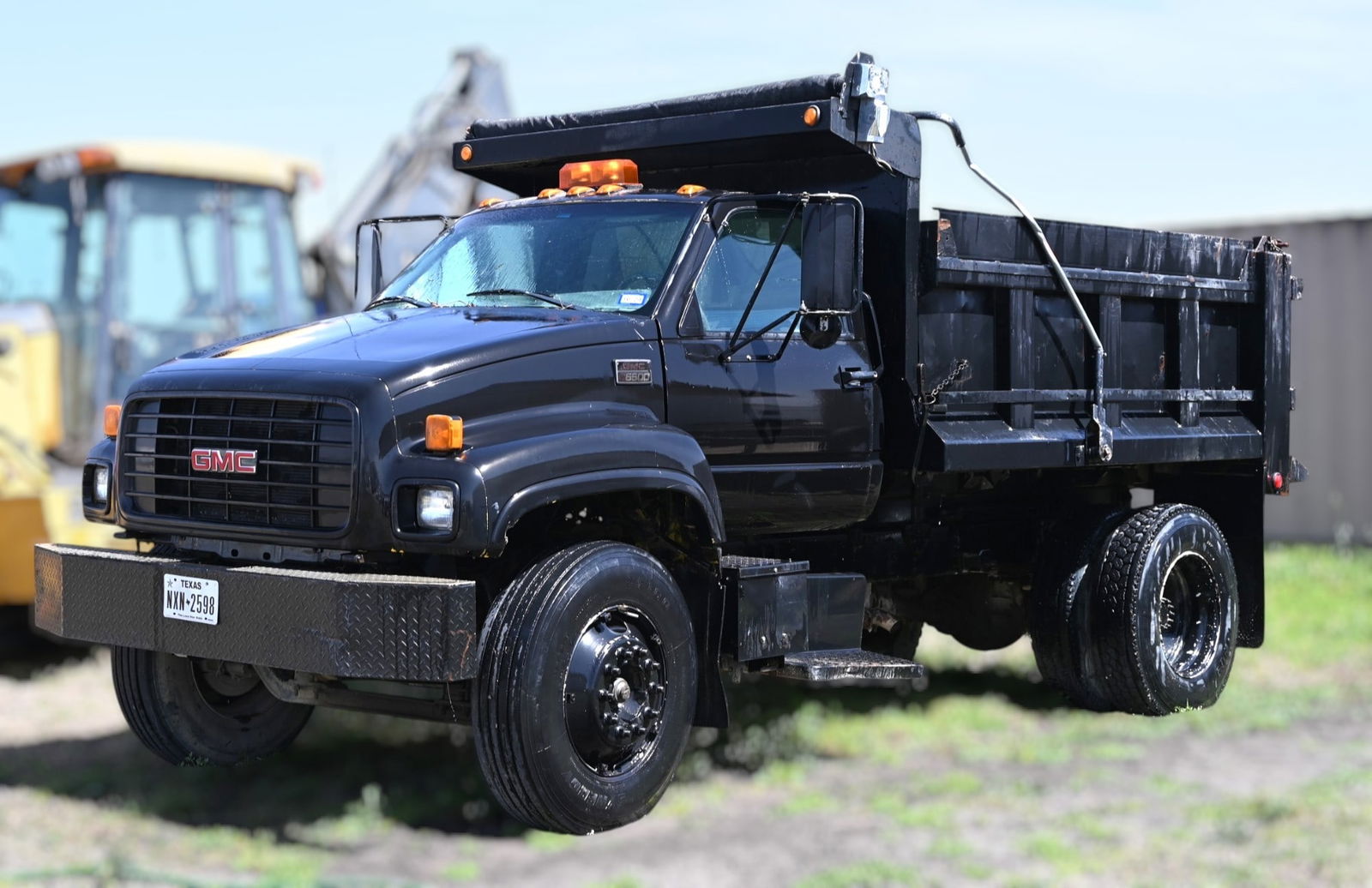 2002 GMC 8500 Dump Truck (1 of 18)