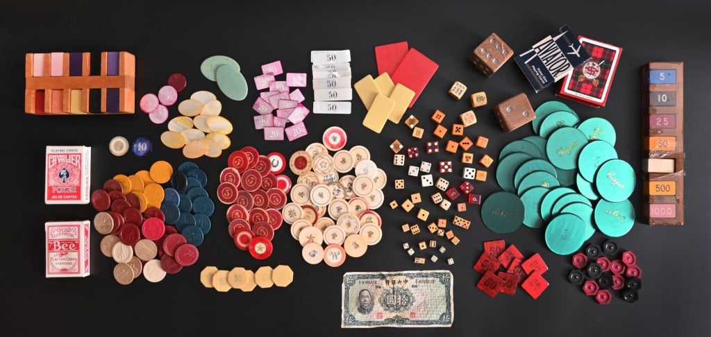 Large Collection of Poker Chips, Dice, Etc.. (1 of 11)