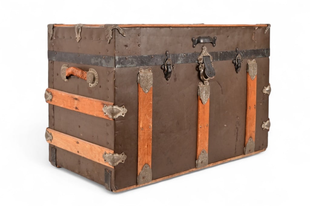 Antique Steamer Trunk: 15" x 20" x 28"