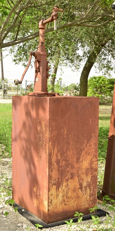 Bennett Vintage Lubester: Measures approximately 22" wide x 18" deep x 5" tall. Sold as is where is. Must be picked up at location. Site is within 5 miles of auction house.