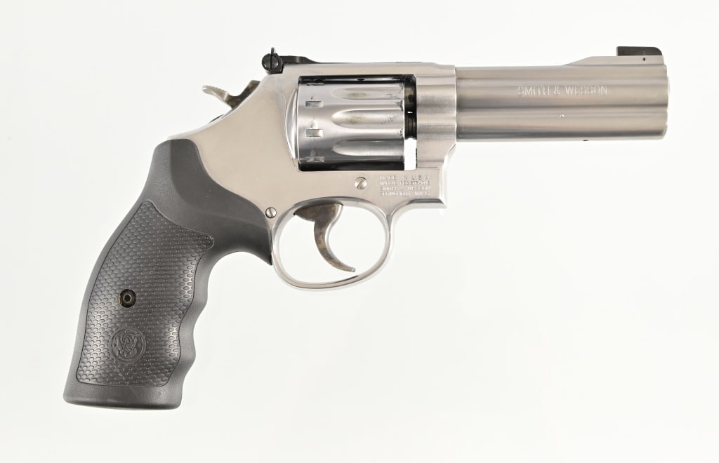S&W 617-6 .22 Revolver: S/N CRA2832. In factory case.4" barrel. Modern.