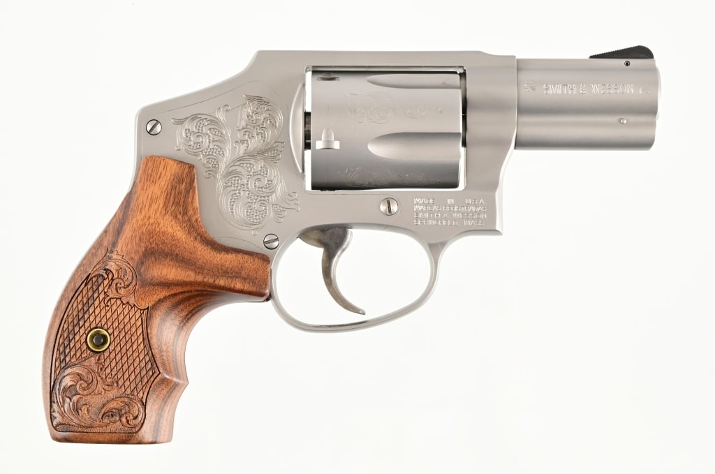 Engraved S&W Model 640-1 .357 Magnum Revolver: 2" barrel. . In factory wood box (11 x 8 1/2 x 3 1/2). Modern.