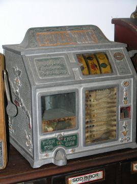 Ball-Gum Coin Operated Penny Slot Machine: Ball-Gum Coin Operated Penny Slot Machine Arcade game/gumball machine.