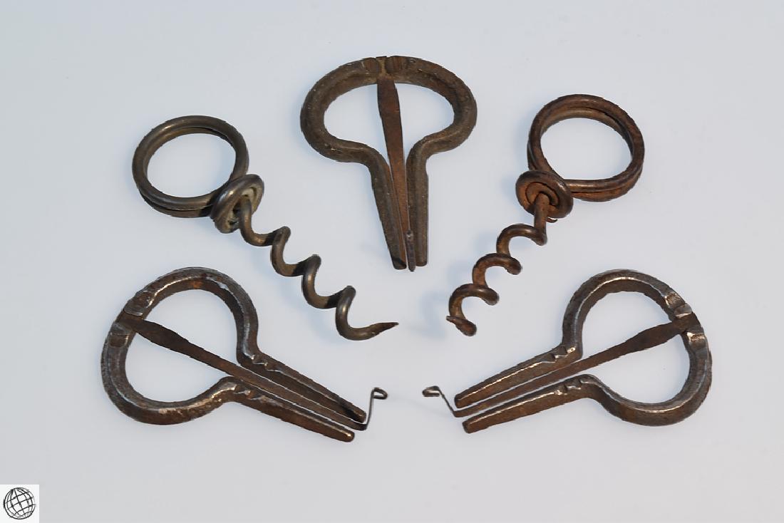 5 Pcs Antique CIVIL WAR ERA JEWS HARPS AND CORKSCREWS: Details: 5 Pcs. This lot comprises Civil War era soldier's Jew's Harps and corkscrews. Included in this lot: 2 antique corkscrews. Simple ring handle with 1 3/4" corkscrew. Each made out of one piece