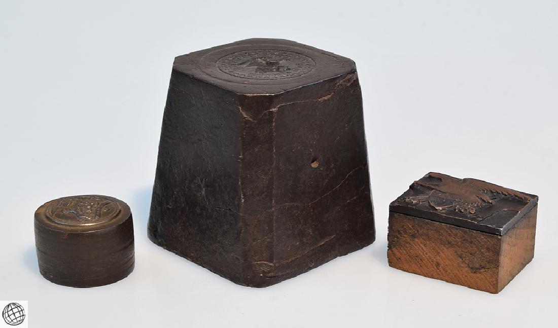 3Pcs American WAX SEAL DIE STAMP MOLD c19th Century: Details: 3Pcs This lot consists of metal stamps or wax seal die and a button mold. The largest is a wax seal die or matrix carved intaglio with a heraldic eagle with wings addorsed and elevated on a s