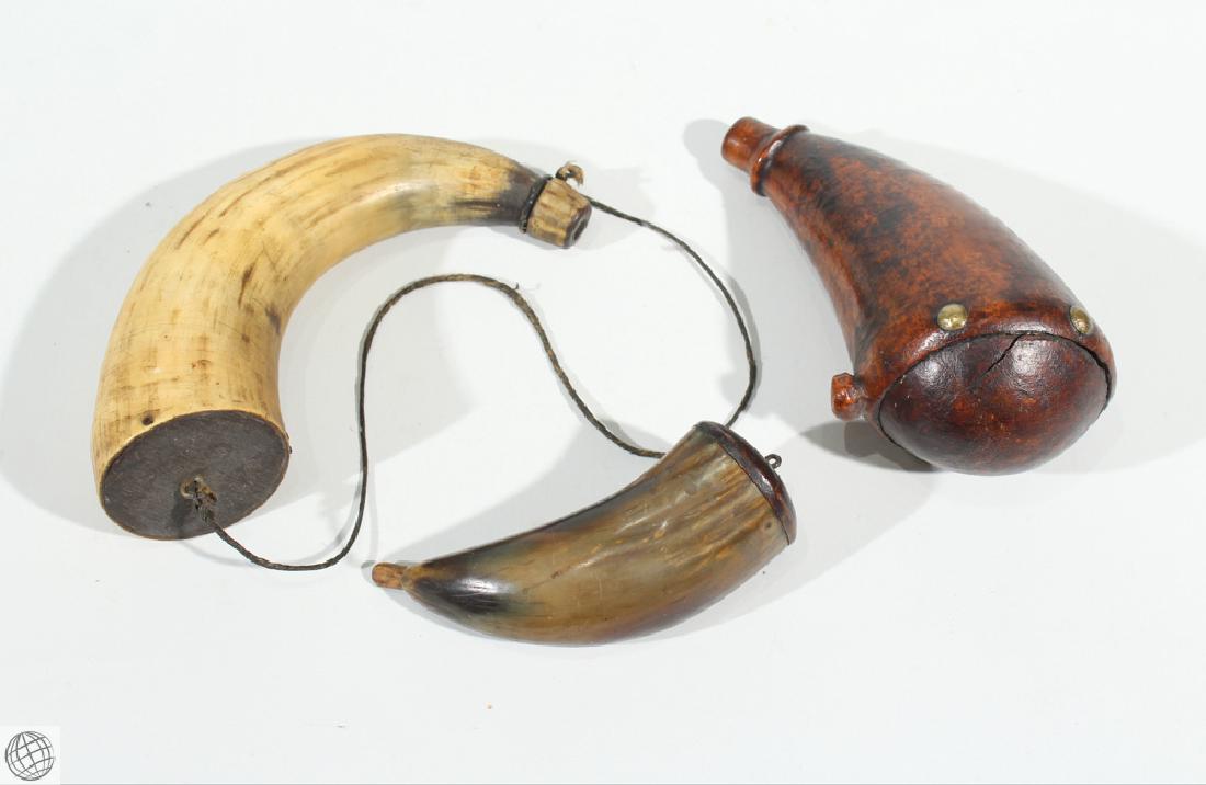 3Pcs Antique 1900s BONE AND WOOD GUNPOWDER HORNS Musket: Details: 3Pcs. This lot comprises three antique gunpowder horns, presumably from the 1900s. One horn measures approx. 5" in length, and made from horn and wood with a wooden stopper peg. One horn meas