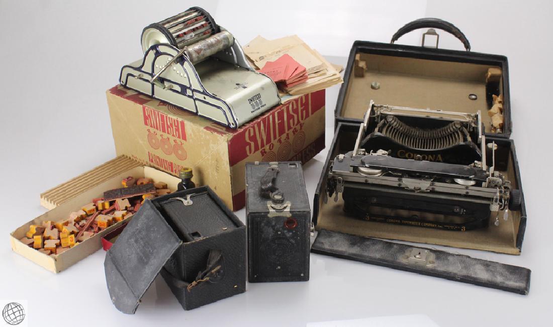 4Pcs Vintage BROWNIE CAMERAS CORONA TYPEWRITER AND: Details: 4Pcs. This lot comprises two vintage Kodak Brownie cameras; a vintage Swiftset rotary printing press by Superior Type Co with original box.; and a vintage No.3 Corona folding portable typewri