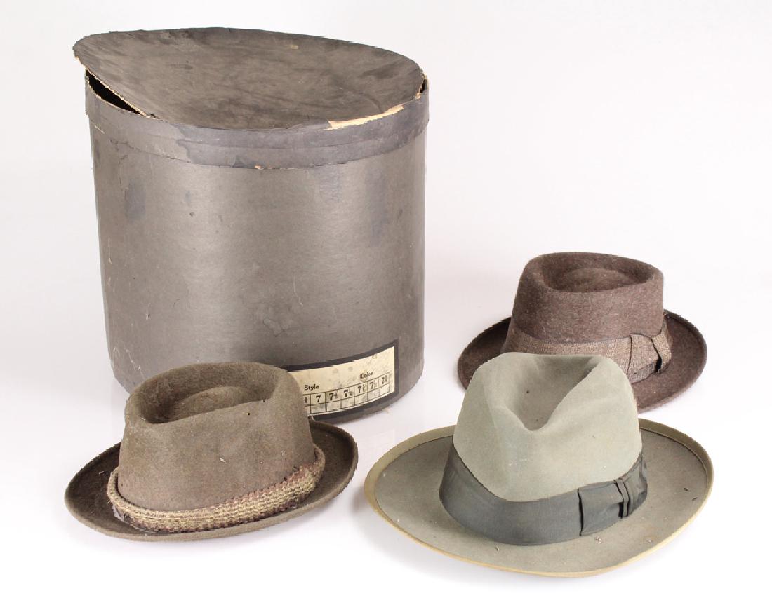 3Pcs Vintage MEN'S HATS ROYAL STETSON GUN CLUB DOBBS: Details: This lot consists of 3 Gentleman's hats from the 1930s or 1940s in a vintage hat box. Each is size 6 7/8. One is a Gun Club by Stetson pork pie hat in brown, one is a Dobbs Game Bird pork pie