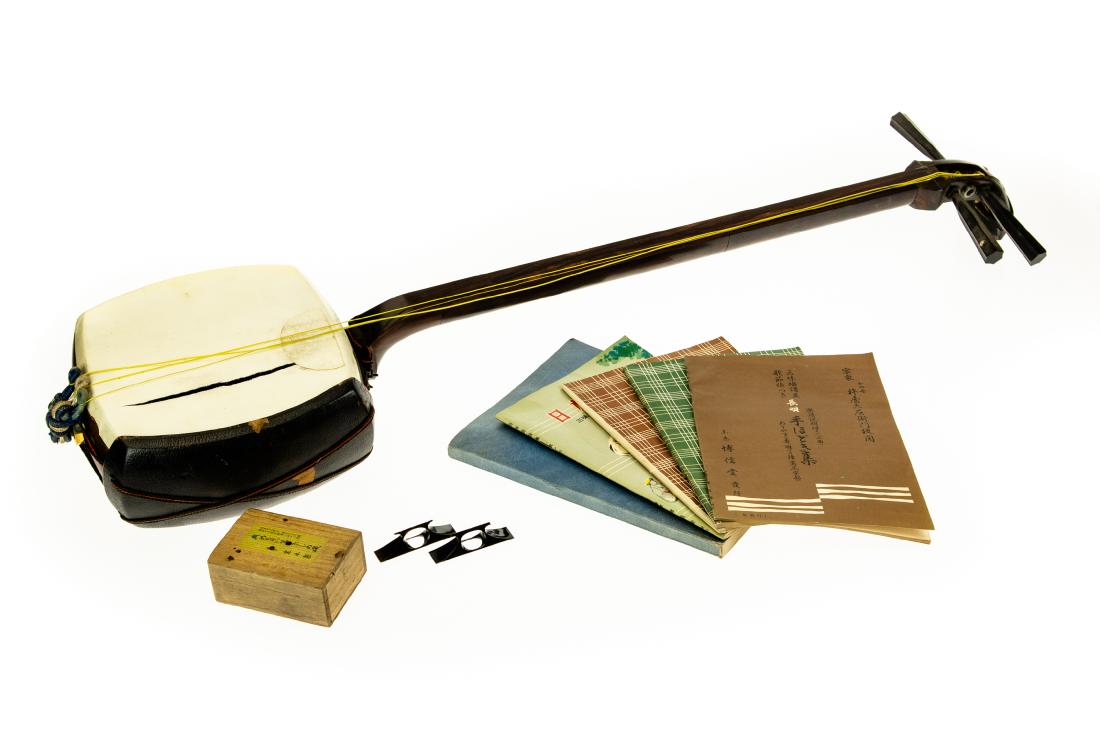 Japanese Musical Instrument ANTIQUE SAMISEN Shamisen: Japanese Musical Instrument ANTIQUE SAMISEN Shamisen Two-Piece Wooden Stand Music Notation Very Rare Town Crier Blue Book 1951-1952 M B Akahori Publisher Los Angeles California Bridge Box Details: Thi
