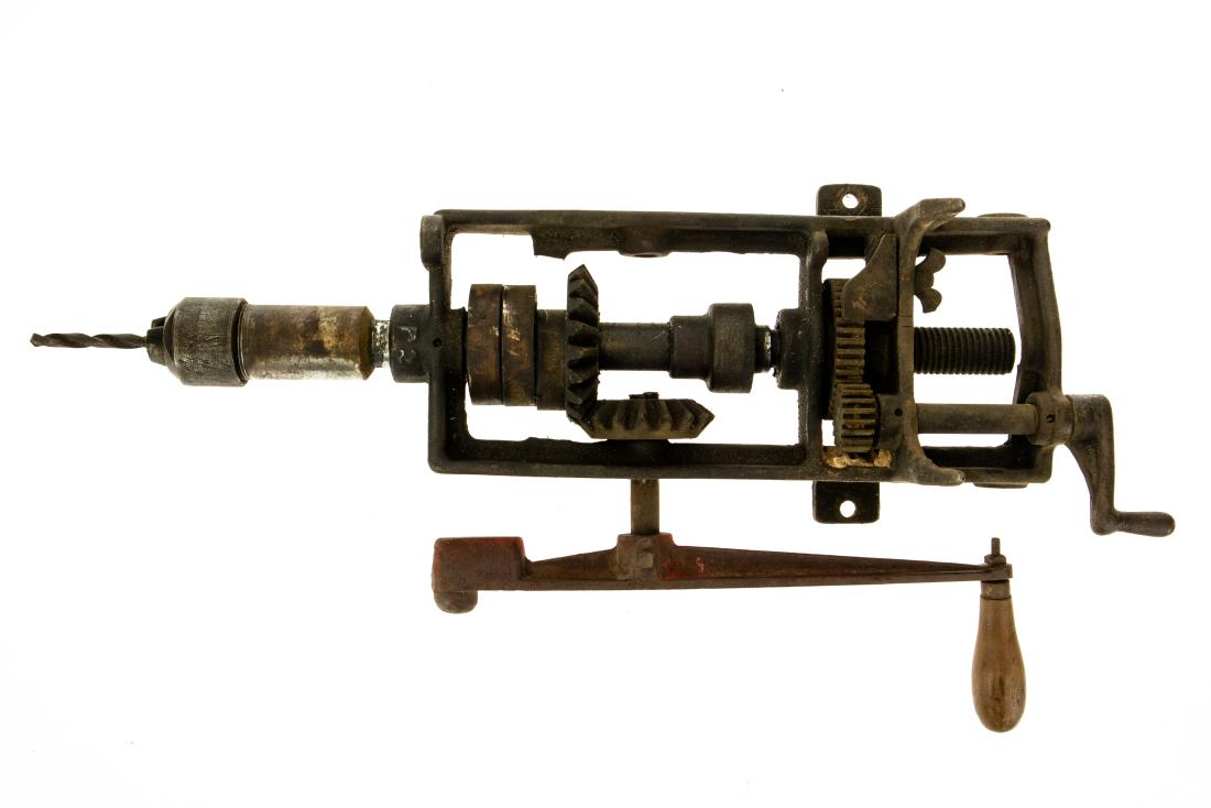 Collectible Tool ANTIQUE CAST IRON DRILL PRESS: Collectible Tool ANTIQUE CAST IRON DRILL PRESS Wall-Mount Fully Functioning Workshop Wood Shop Metalsmith Details: This lot consists of a fully functioning wall-mount antique cast iron drill press, as