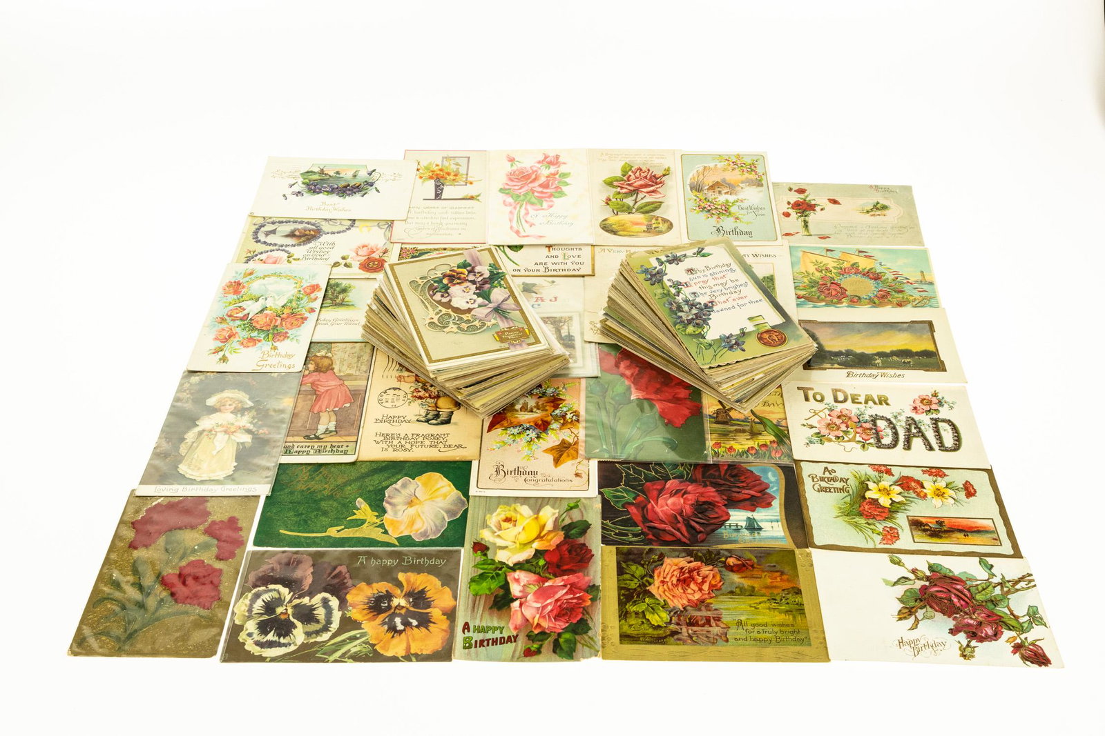 230Pcs ANTIQUE HOLIDAY AND GREETING POSTCARDS: 230Pcs ANTIQUE HOLIDAY AND GREETING POSTCARDS Chromolitho Florals Birthday Best Wishes Congratulations Collectible Roses Violets Daisy Ship Dad Carnation Textured Pansy Details: This lot consists of a