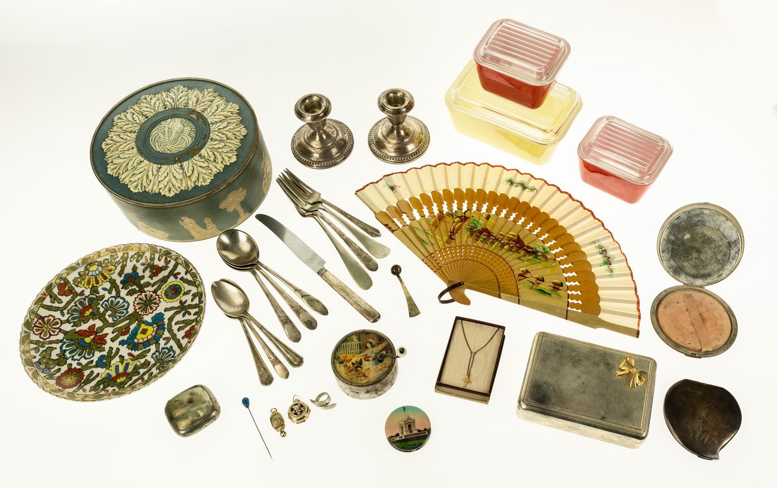 31PcsVINTAGE & ANTIQUE LADIES′ &: 31PcsVINTAGE & ANTIQUE LADIES′ & HOUSEHOLD COLLECTIBLES Sterling Silver Pyrex Refrigerator Boxes Music Box Gold Jewelry Wedgewood Cake Tin Locket Face Powder Case Gettysburg PA Crucifix