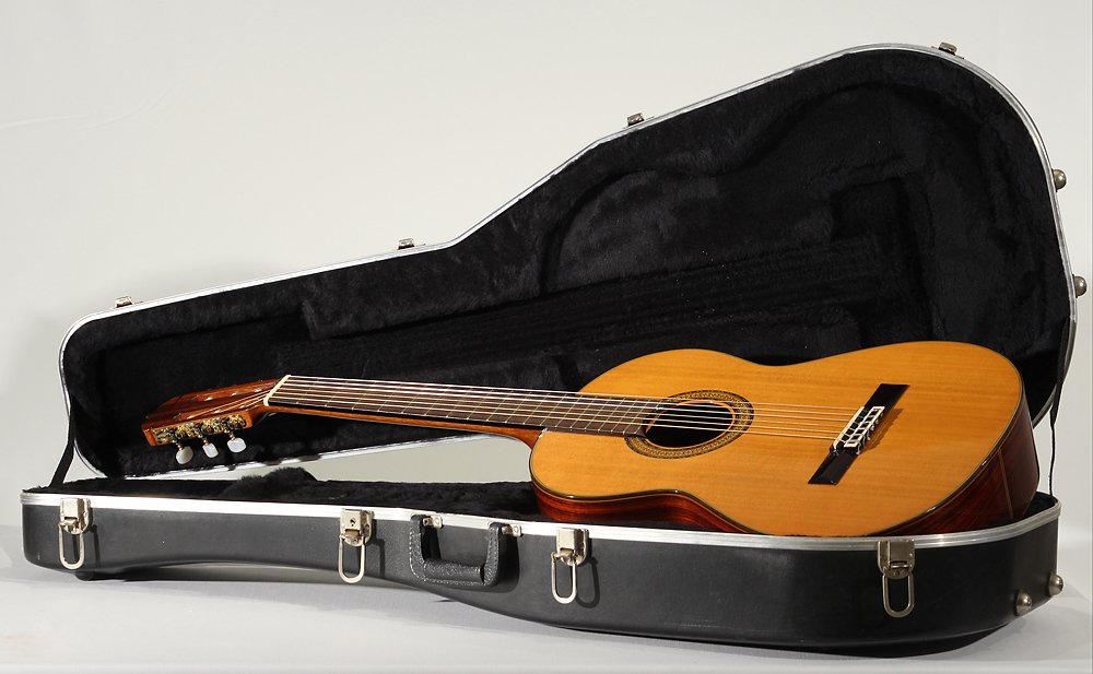 Model 40 VINTAGE RYOJI MATSUOKA ACOUSTIC GUITAR 1979: Details: This lot consists of the vintage Ryoji Matsuoka acoustic guitar shown in the corresponding images. This guitar (model 40, serial number 38439) was made in 1979 and features a rosewood fret bo