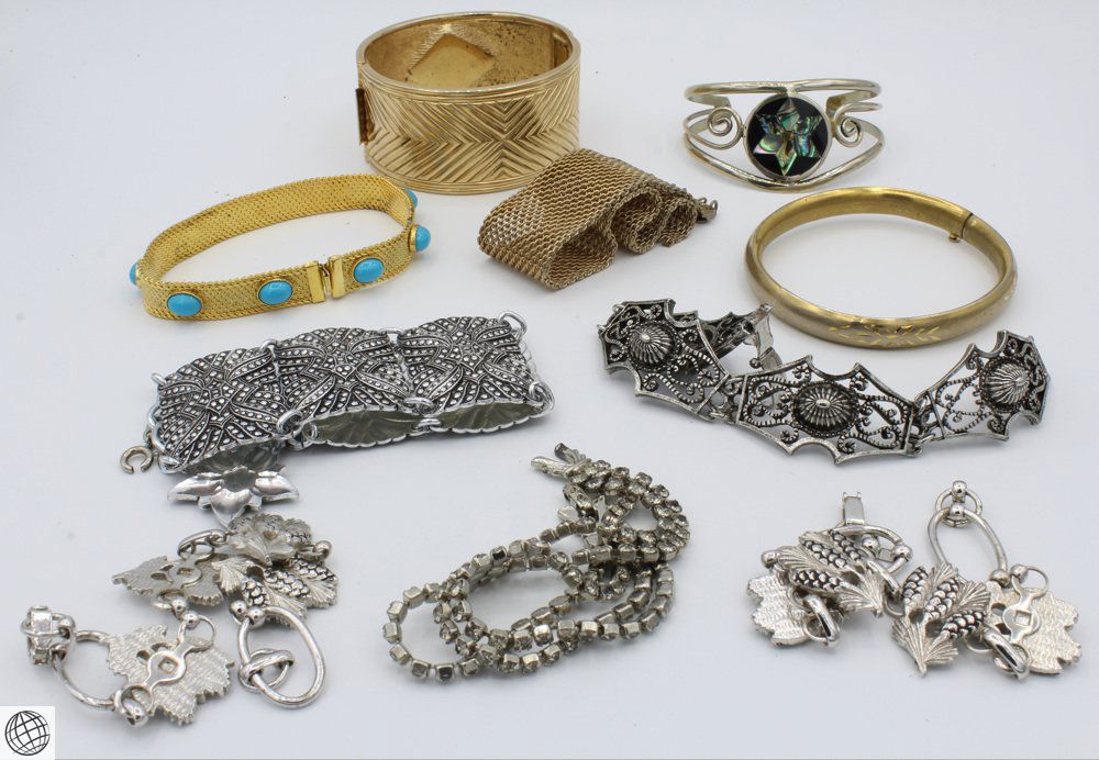 10Pcs Costume Jewelry VINTAGE BRACELETS Abalone Gold &: Details: This lot consists of the vintage bracelets shown in the corresponding images.Among the pieces in this lot are a cuff with abalone inlay, two link bracelets with a pine cone motif, and a thre