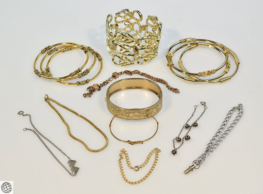 15Pcs Costume Jewelry VINTAGE BRACELETS Chain Bangle: Details: This lot consists of the vintage bracelets shown in the corresponding images.Among the pieces in this lot are chains, bangles, and link bracelets in gold and silver tone.To inspect and acqui