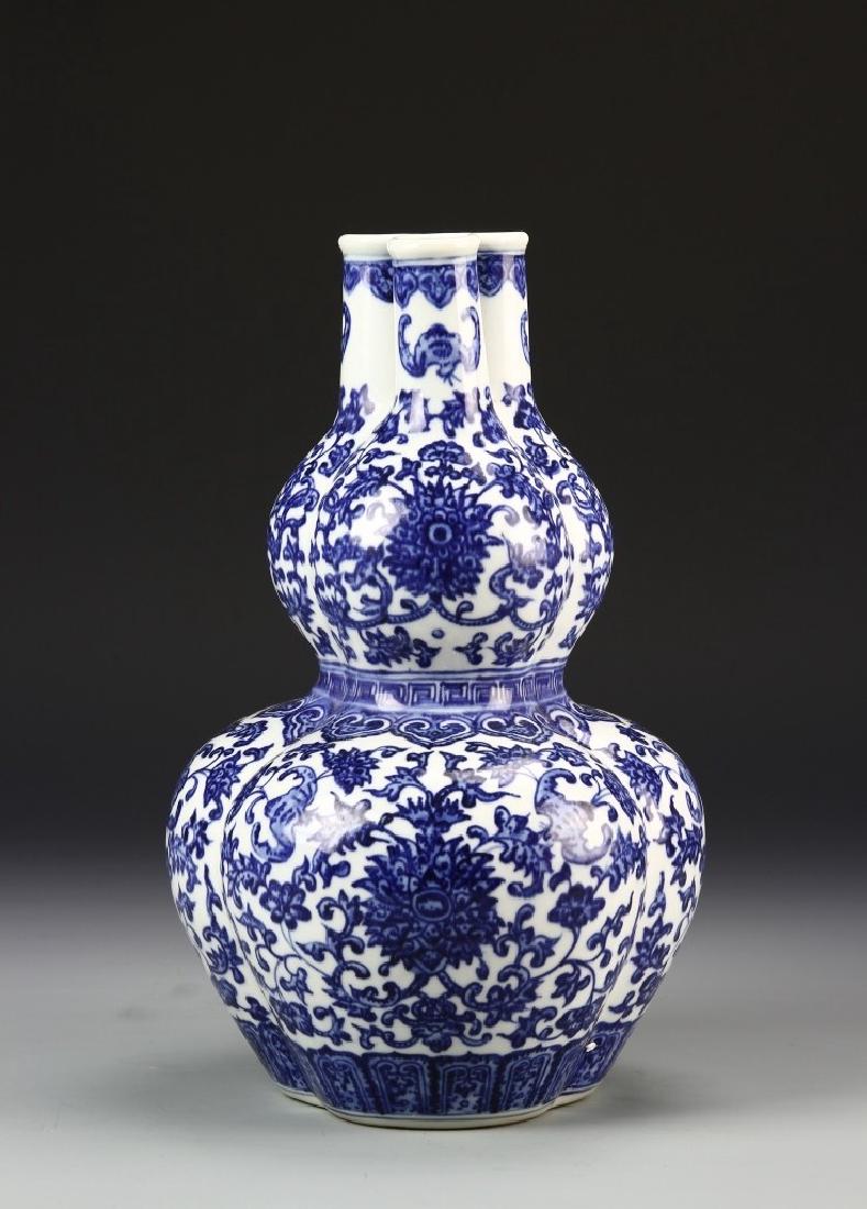 A BLUE AND WHITE THREE SPROUTS VASE, QIANLONG MARK (1 of 5)