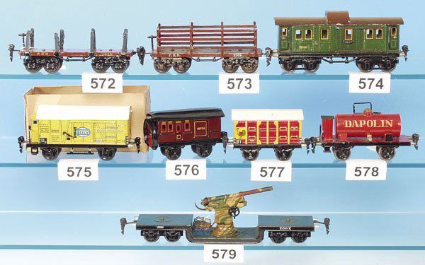 1 MÄRKLIN Kleintierwagen 1686/0: 2 achs., 13 cm, seltene Ausführung, n i c h t d u r c h b r o c h e n e S e i t e n w ä n d e, rot, Dach weiß, Zwischenboden und 1 Hühnerfigur, guter Orig.-Zustand, winzige Lackschäden am Dach, R