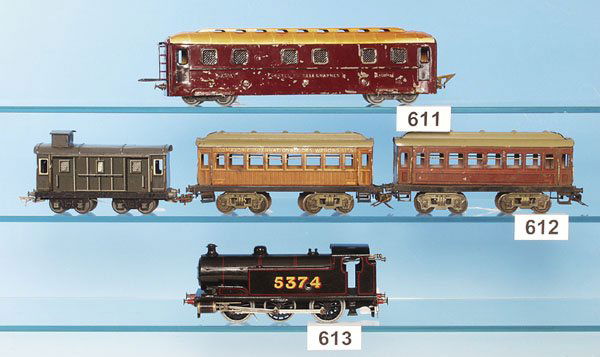 1 BASSETT LOWKE engl. Uhrwerk-Tenderlok 5374: Achsfolge C, 35 cm, schwarz lithogr., reguliertes Uhrwerk, mittlere Treibachse mit leichtem Zinkbruch, Gehäuse sehr gut erhalten.