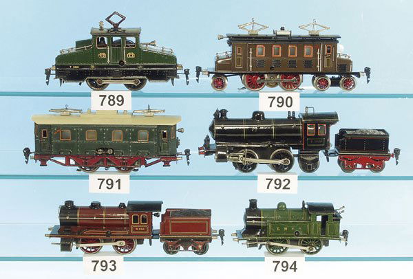 1 MÄRKLIN E-Lok CS 66/13020, neulackiert: Achsfolge 2'B1', 26,5 cm, braun, Dach schwarz n e u l a c k i e r t, Vor- und Nachläufer neu angefertigt, technisch macht die Lok einen sehr guten Eindruck, Neulackierung sehr gut ausgeführt.