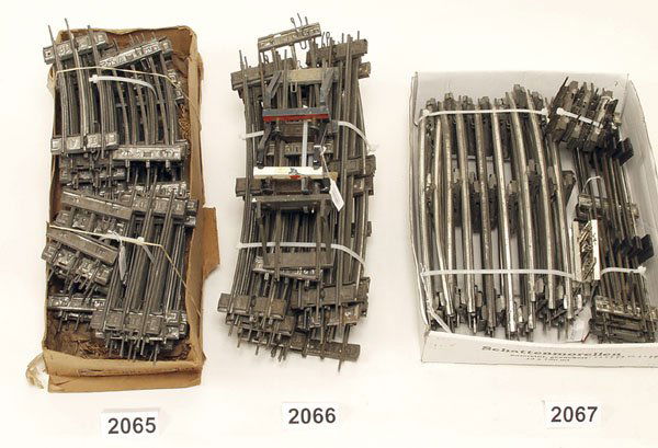 1 Konvolut MÄRKLIN Gleise, Spur 1: 8 x 3611 A 1/1, 12 x 3611 A 1/2, 7 x 3611 D 1/2 und 7 Kurzstücke, überwiegend guter Orig.-Zustand, wenig Korrosion.