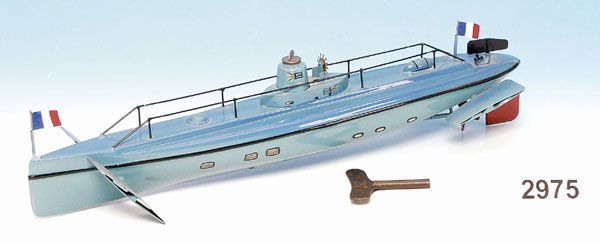 1 MÄRKLIN U-Boot 5081/57: Länge 57 cm, blau n e u l a c k i e r t, mit 2 französischen Fahnen, die Neulackierung erstklassige Facharbeit, Uhrwerkschlüssel vorhanden, in aufwändiger, selbstgefertigter Holzkiste.
