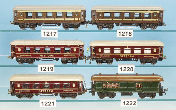1 BING D-Zug-Schlafwagen "MITROPA": 4 achs., 31 cm, rot handlackiert, Dach grau n e u l a c k i e r t, ansonsten Orig.-Zustand, leichte Gebrauchsspuren.
