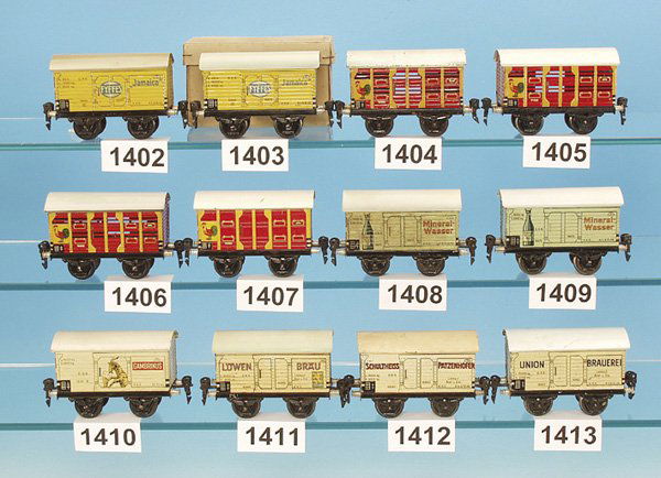 1 MÄRKLIN Kleintierwagen 1686/0: 2 achs., 13 cm, seltene Ausführung, n i c h t d u r c h b r o c h e n e S e i t e n w ä n d e, rot, Dach weiß, Zwischenboden und 1 Hühnerfigur, guter Orig.-Zustand, winzige Lackschäden am Dach, R