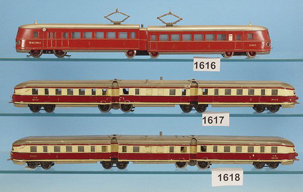 1 MÄRKLIN Triebwagen TW 66/12940 R, rot: 2-teilig, 64,5 cm, rot, Dach silbern n e u l a c k i e r t, optisch und technisch in gutem Zustand.