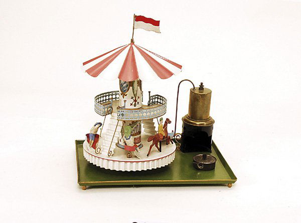 1 PLANK ? Dampfkarussell, Mysteriösantrieb: Grundplatte 33 x 26 cm, komplett n e u l a c k i e r t, mit 4 Replika Sitzfiguren, Karussell mit 2 Etagen und Treppenaufgang, kleiner stehender Dampfkessel, Brenner vorhanden, der Antrieb dieses Karus