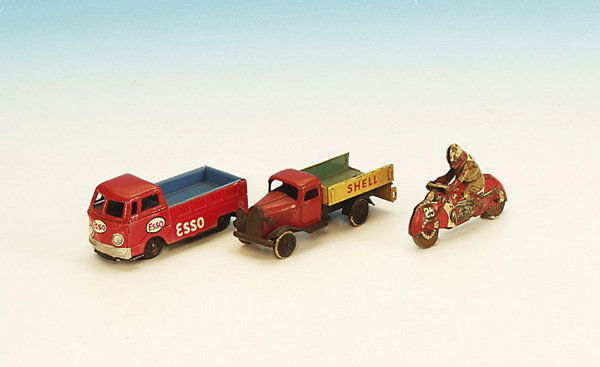 1 Konvolut Autos, Motorrad: LEHMANN LKW Gnom, 1 VW-Bus, 1 Huki Motorrad, alle mit deutlichen Gebrauchsspuren.