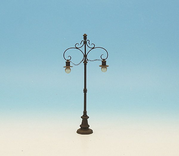 1 HEHR Doppelbogenlampe im Uralt-Stil: Höhe 28,5 cm, guter Orig.-Zustand.