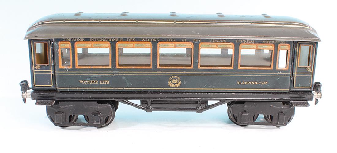 MARKLIN int. Schlafwagen 1747/1: 33,5 cm, blau, Dach grau handlackiert, einige Alterungs- und Gebrauchsspuren rundum.