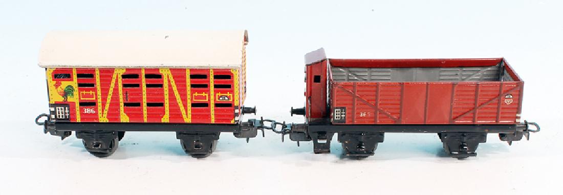 2 MARKLIN Blechgueterwagen: 365 und 386, leichte Alterungsspuren.