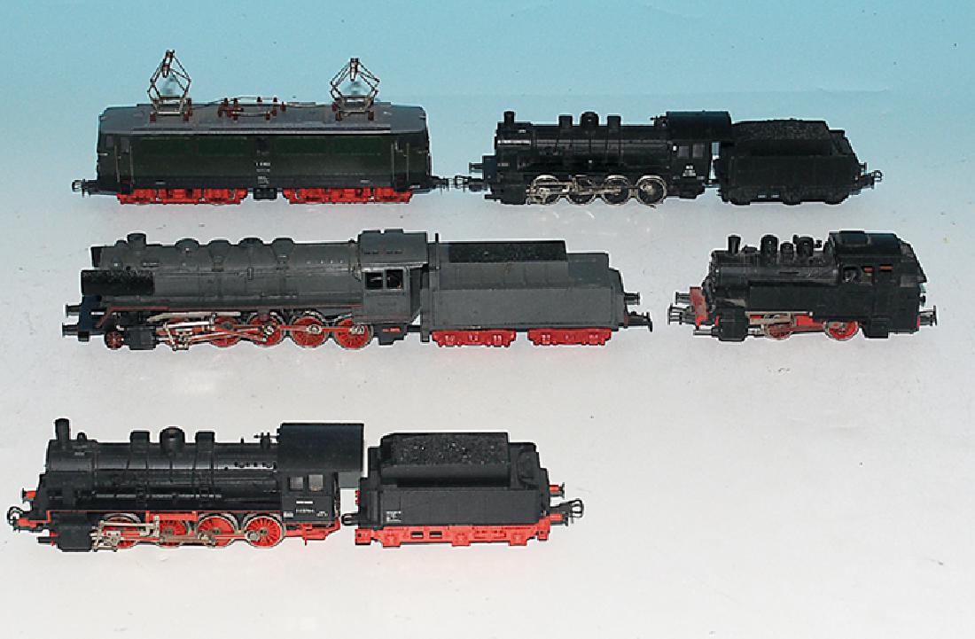 5 Lokomotiven: DDR Fabrikate, Gebrauchsspuren, Besichtigung erforderlich.