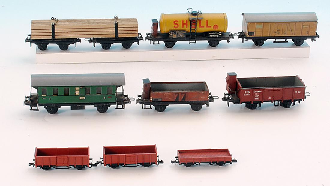 Konvolut TRIX Gueter- und Personenwagen: deutliche Alterungs- und Gebrauchsspuren, Besichtigung erforderlich.