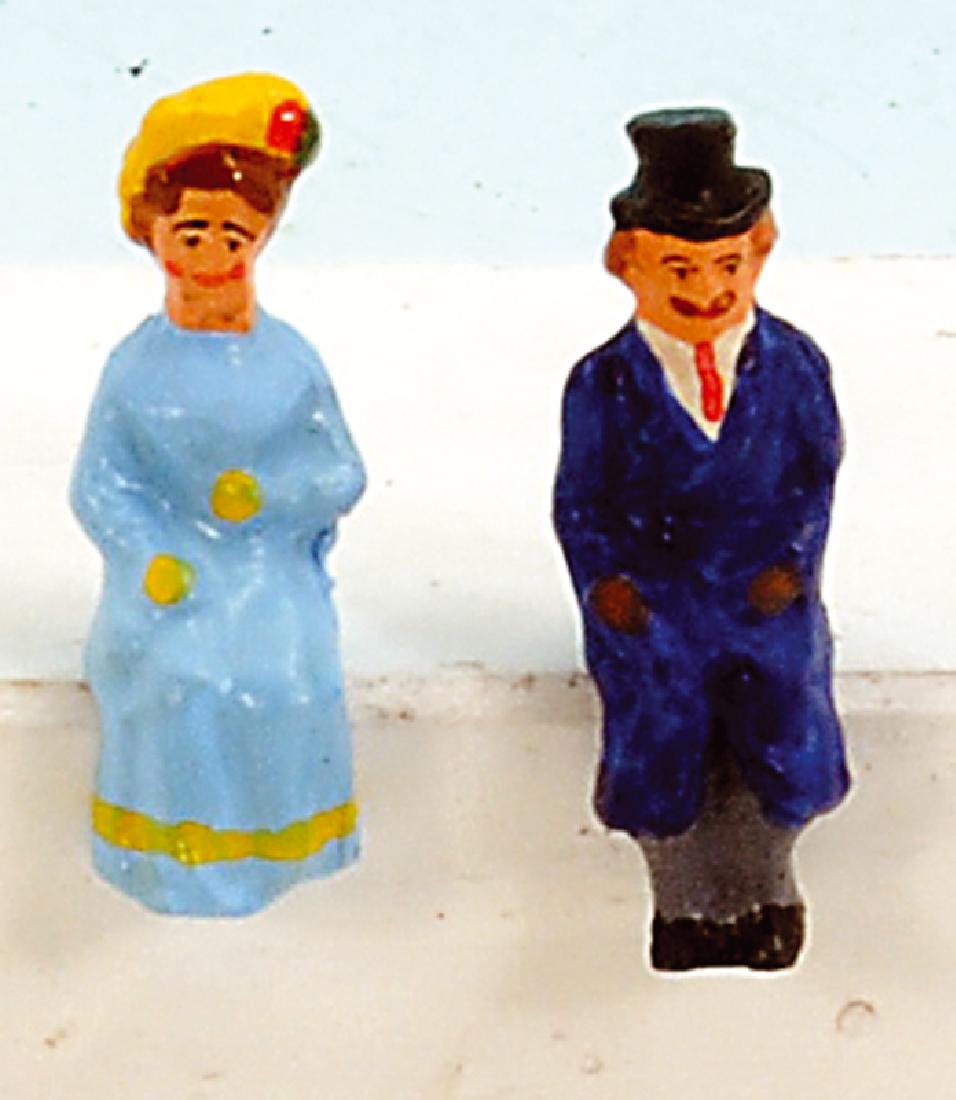 2 Replika Figuren aus Masse, sitzend, Spur 1: 1 Dame, 1 Herr, sehr guter Zustand.